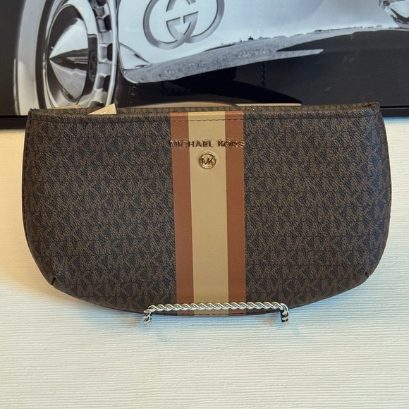 🤎Michael Kors Monogram Belt bag EUC - Picture 1 of 4